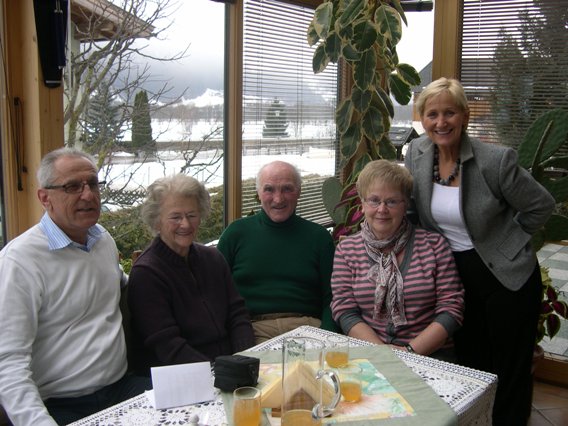 BGM Sonja Ottenbacher und Johann Rattensberger überbrachten die besten Wünsche zum 80. Geburtstag